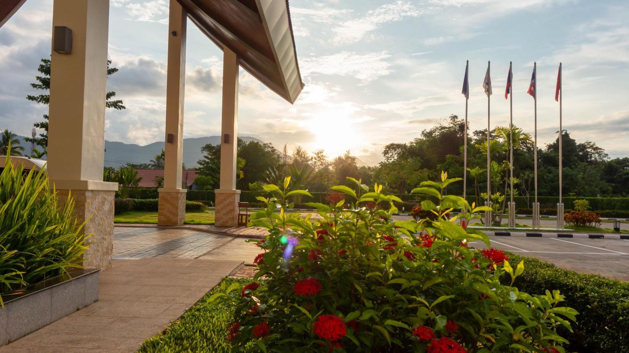 Tmark Resort Vangvieng Ванг Виенг Екстериор снимка